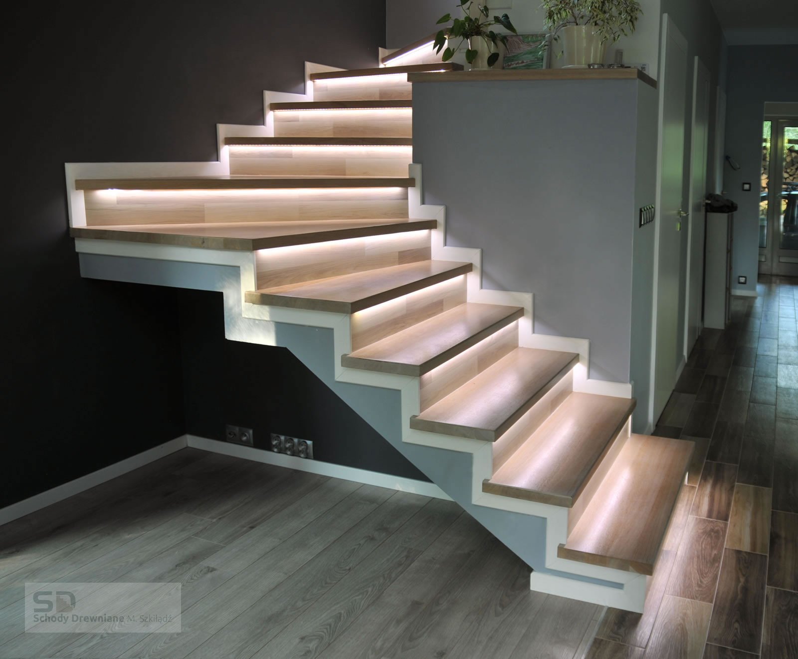 <p>Obłożenie schod&oacute;w betonowych. Białe listwy oraz efektowne oświetlenie LED schod&oacute;w....